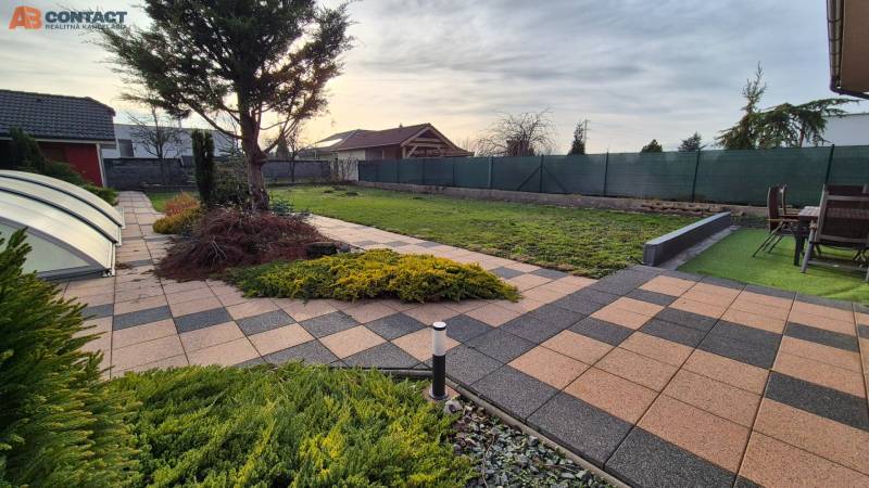Garten bei einem Einfamilienhaus in der Veterná-Straße in Krakovany mit Pflastersteinen und Terrasse.