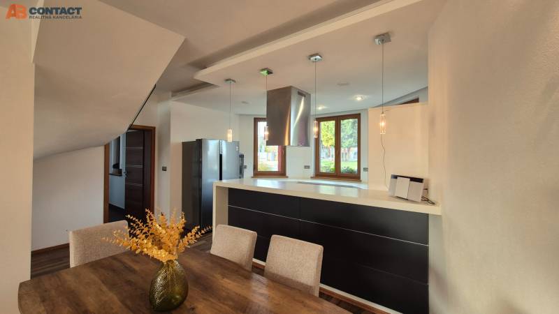 Küche mit Esstisch und Holzboden in einem Einfamilienhaus.