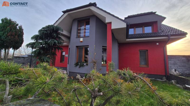 Ein Einfamilienhaus in der Veterná-Straße in Krakovany, umgeben von Bäumen und einem gepflegten Garten.