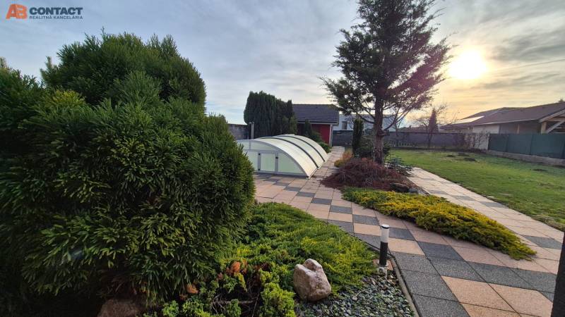 Garten bei einem Einfamilienhaus in der Veterná-Straße in Krakovany mit Poolüberdachung.