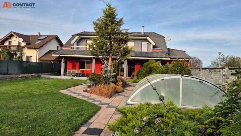 Einfamilienhaus in der Veterná-Straße in Krakovany mit Garten und Gewächshaus.