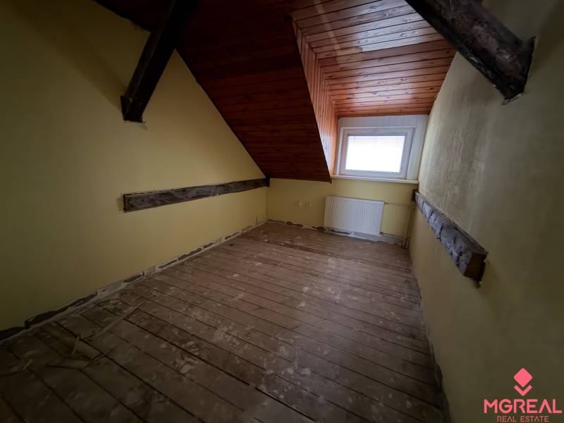 Dachzimmer mit Holzboden in einem Einfamilienhaus.