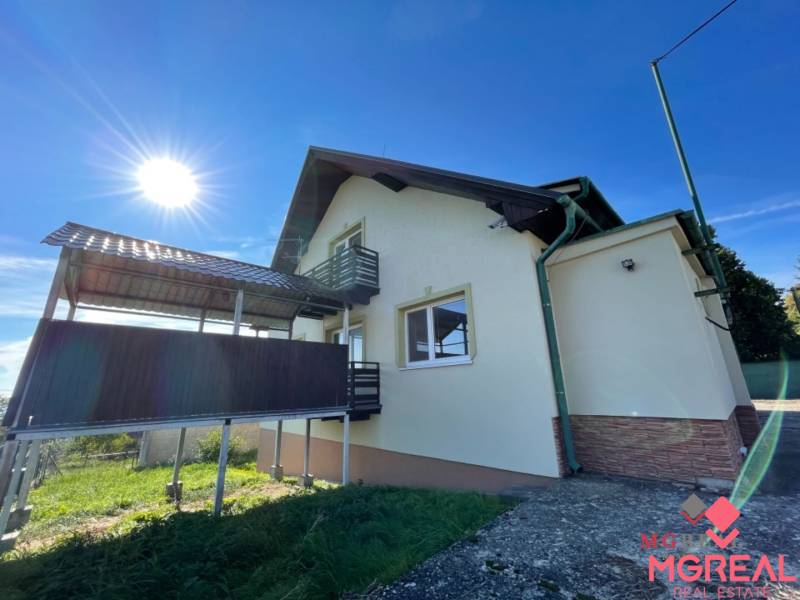 Einfamilienhaus in der Hauptstraße in Podhradí, mit Sonne über der Terrasse.