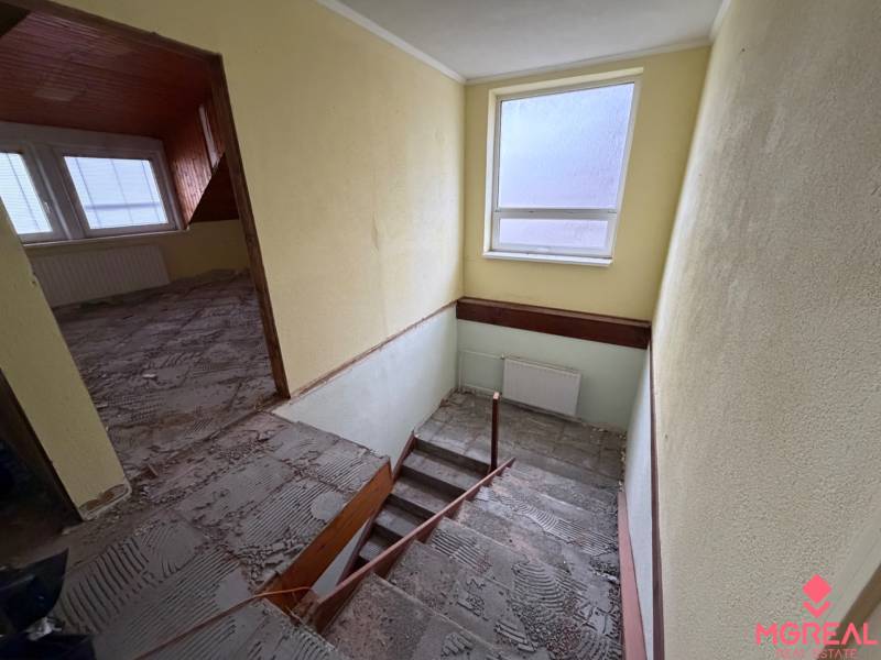 Treppe mit Fenster und Raum in einem Einfamilienhaus; Studie zur Renovierung.