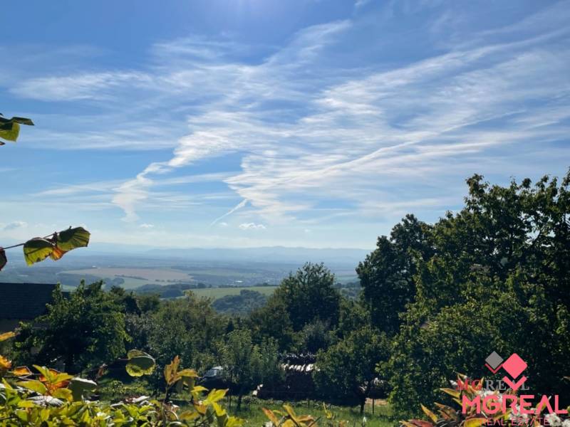 Blick auf die Landschaft vom Einfamilienhaus in Podhradí in der Hauptstraße.