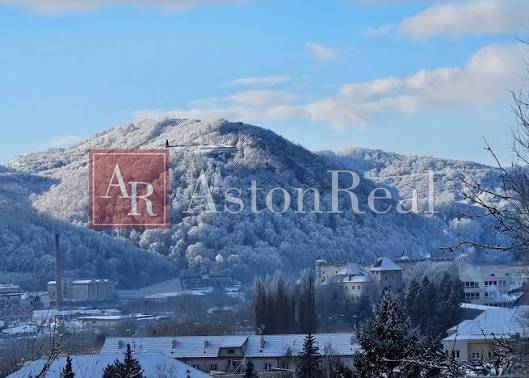 Verschneite Landschaft in Zvolen mit Blick auf das hügelige Gelände.