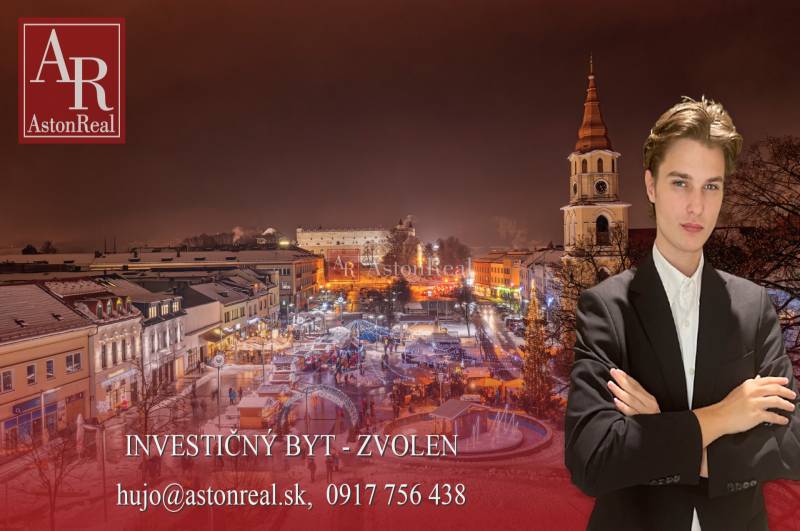 Winterliche Abendatmosphäre im Zentrum von Zvolen mit verschneiten Dächern und erleuchteten Straßen.