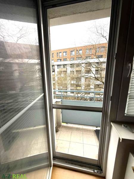 Balkon einer 4-Zimmer-Wohnung, Blick von den geöffneten Türen auf die Außenterrasse.