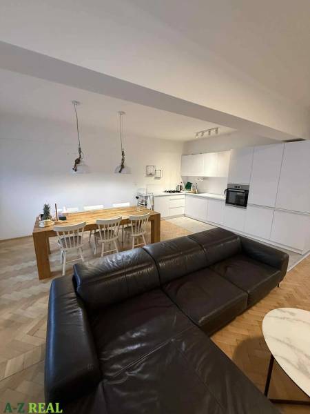 Küche mit Sofa und Esstisch, Boden mit Holzdekor, 4-Zimmer-Wohnung.