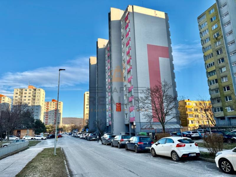 Drobného Straße in Bratislava-Dúbravka mit Hochhäusern und geparkten Autos, 1-Zimmer-Wohnung.