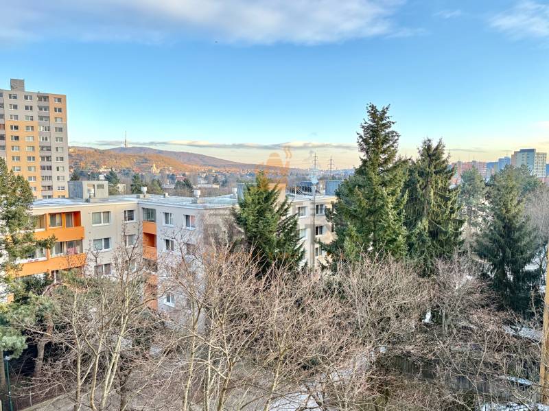 Ein Panorama von Wohngebäuden und Bäumen in der Drobného-Straße in Bratislava - Dúbravka.