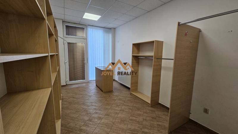 Regale und Stauraum mit Boden in Holzoptik.