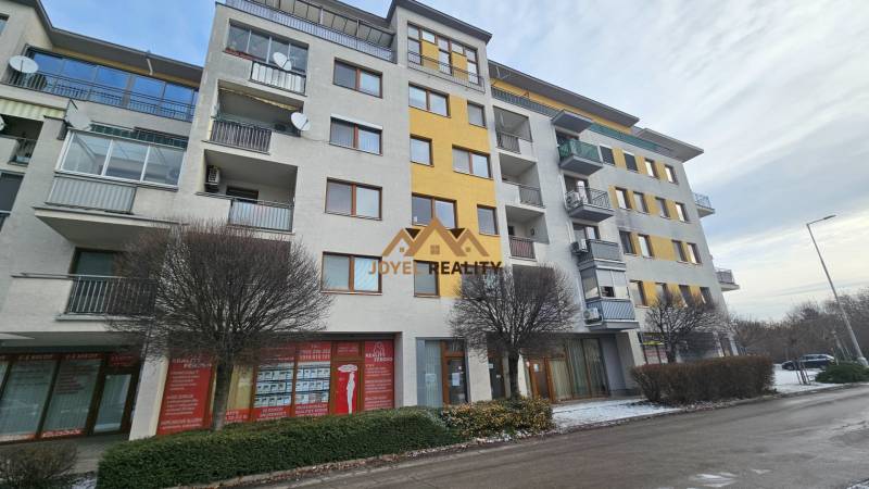 Ein Gebäude mit Geschäftsräumen in der Budovateľská-Straße in Šaľa mit winterlichem Flair.