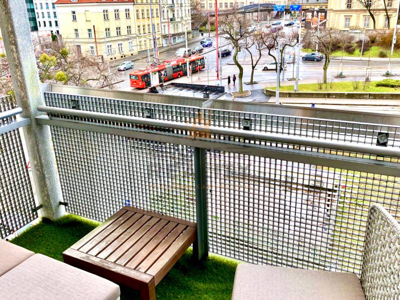Balkon mit Sitzgelegenheit und Blick auf die Straßenbahn in der Straße in Bratislava - Altstadt.