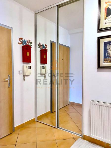 Flur mit Fliesen, Einbauschrank und Briefkasten in einer 2-Zimmer-Wohnung.