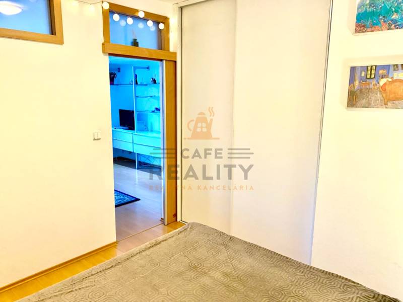 Innenraum einer 2-Zimmer-Wohnung mit Schiebetüren und Boden in Holzoptik.