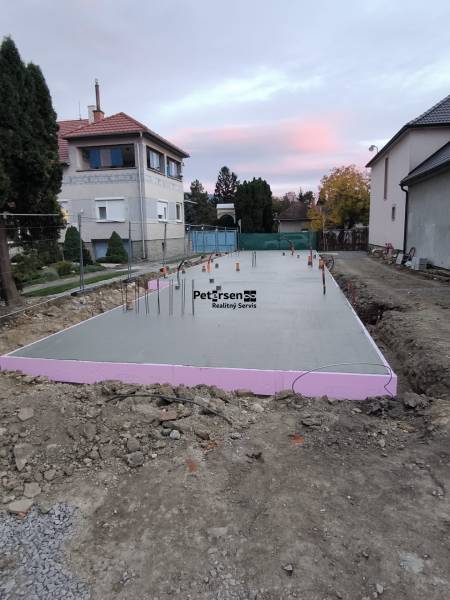 Baustelle in Topoľčianky in der Litoměřická-Straße, Fundamentplatte der zukünftigen 2-Zimmer-Wohnung.