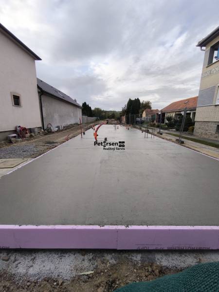 Grundstücke auf der Litoměřická-Straße in Topoľčianky für die zukünftige 2-Zimmer-Wohnung.