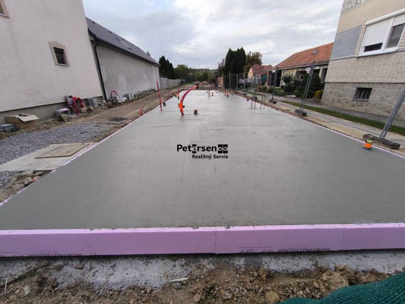 Grundlagen für den zukünftigen Bau in der Litoměřická-Straße in Topoľčianky, neben Einfamilienhäusern.
