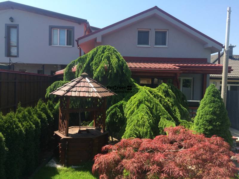 Ein Einfamilienhaus in der Rampová-Straße in Košice - Stadtteil Sever, mit einem Pavillon und Grünflächen.