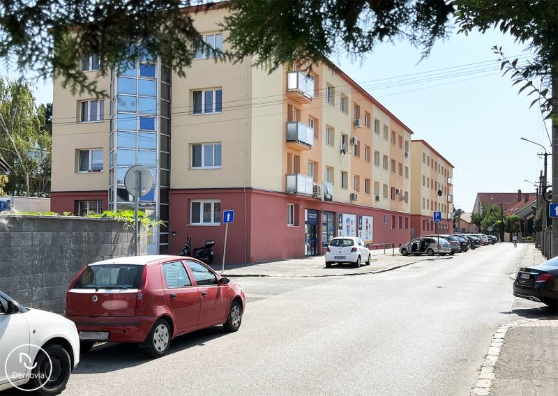 Ein Gebäude mit Geschäftsräumen und Parkplätzen in der Kaschmirstraße in Bratislava - Ružinov.