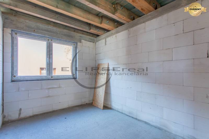 Ein Gebäude mit weißen Wänden und einer großen Fensteröffnung.