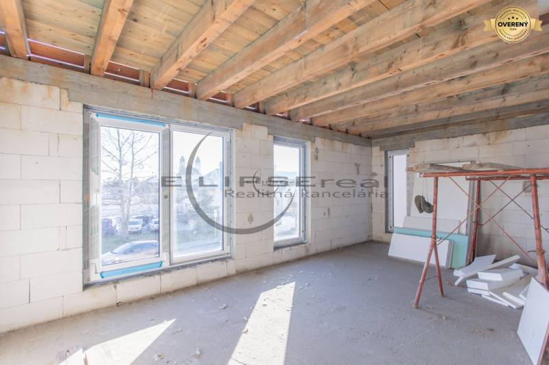 Ein Gebäude in Veľké Leváre mit großen Fenstern und einer Holzdecke, Vorbereitung für das Interieur.