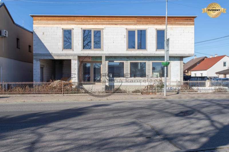 Ein Gebäude in Veľké Leváre mit unvollendeter Fassade, das an der Straße steht.