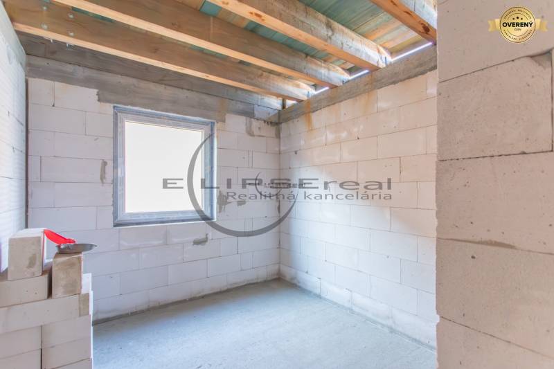 Das Innere eines Gebäudes mit weißen Ziegeln und einem Fenster im Stil von Veľké Leváre.