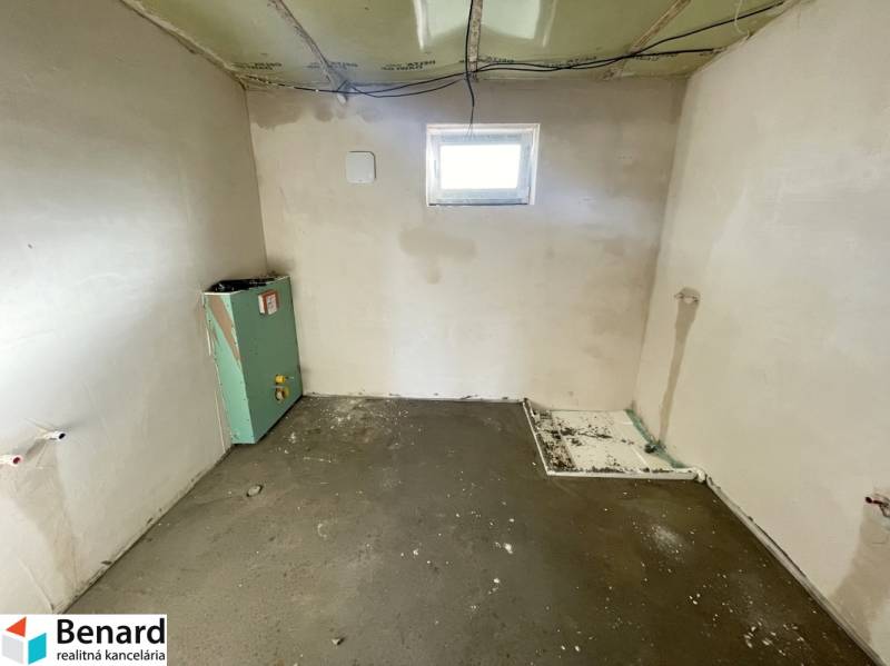 Ein unrenovierter Raum in einem Einfamilienhaus, mit Installationsvorbereitung und freiliegenden Wänden.