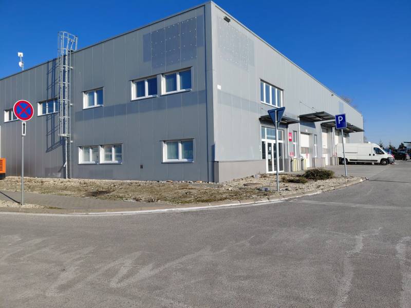 Lager und Hallen in der Technická-Straße in Bratislava - Ružinov mit Parkplätzen und Verkehrsschildern.