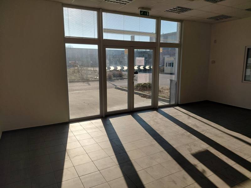 Geräumiges Interieur mit großen Fenstern und Fliesen in Lagern und Hallen.