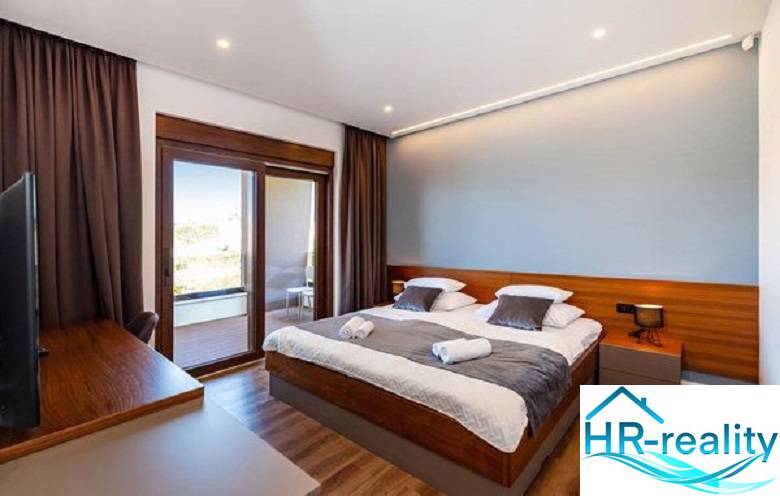 Schlafzimmer in der Villa, Boden mit Holzdekor, Balkon mit Aussicht.