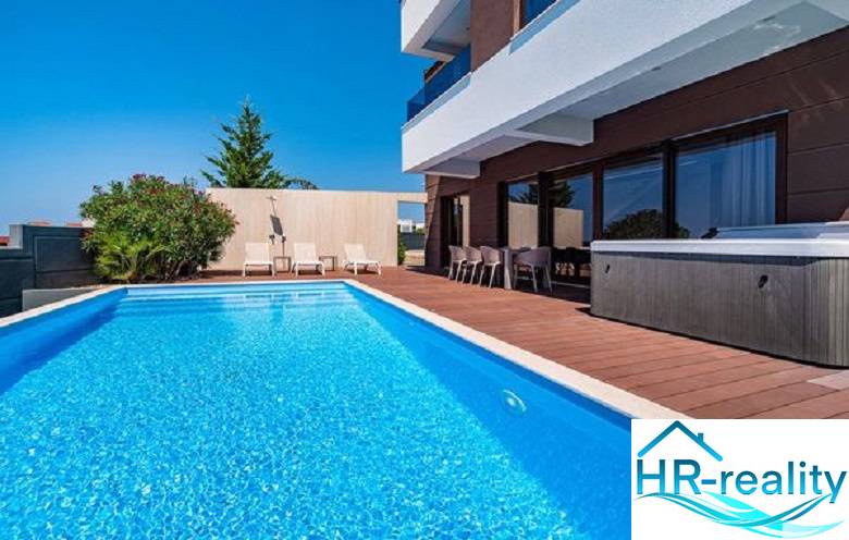 Villa in Novalja mit Pool und Terrasse, ideal zum Entspannen am Meer.