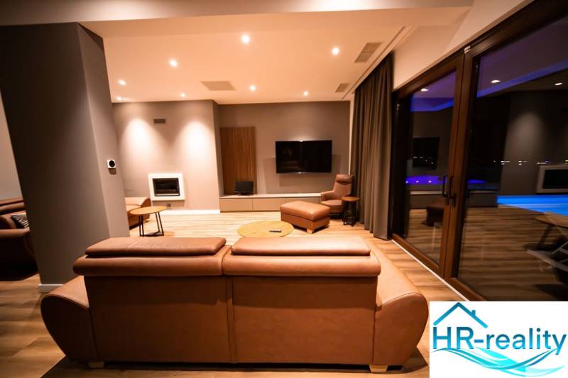 Wohnzimmer in einer Villa mit Ledersofa und Holzboden.