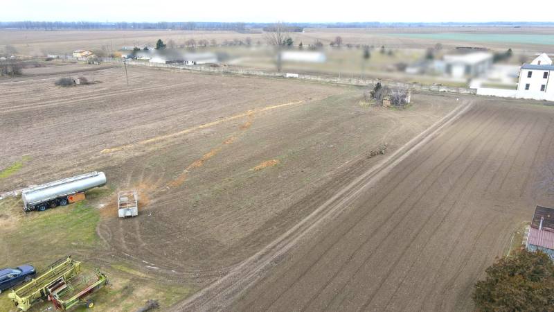 Grundstücke - Wohnen in der Kasárenská-Straße in Sereď, eingebettet zwischen fruchtbaren Feldern.