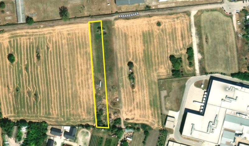 Luftaufnahme von Grundstücken - Wohnen in der Nähe der Kasárenská-Straße in Sereď.
