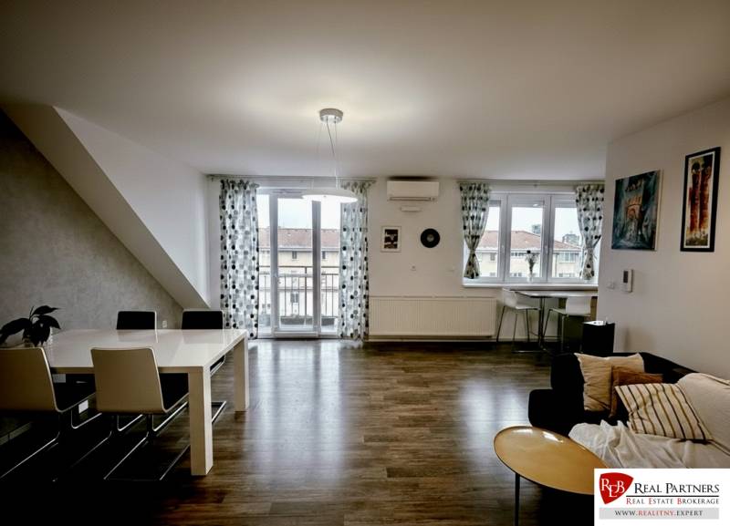 Wohnzimmer mit Esstisch, Holzboden, 3-Zimmer-Wohnung.