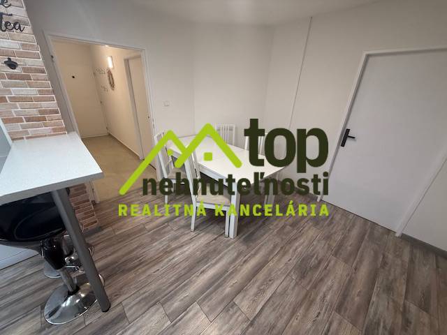 1-Zimmer-Wohnung mit Holzboden und Esstisch.