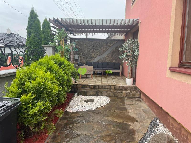Ein Einfamilienhaus in der Strieborná-Straße in Košice, Stadtteil Barca, mit einer gestalteten Terrasse und Grünflächen.