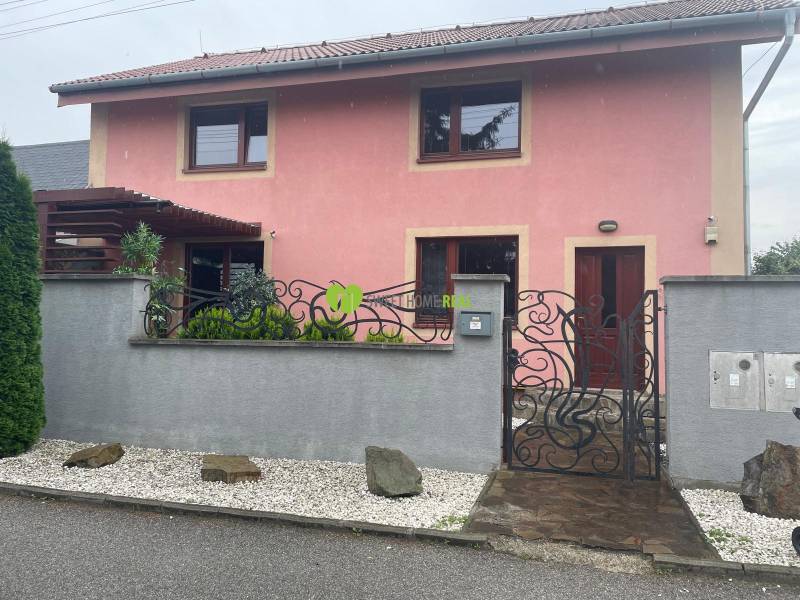 Ein Einfamilienhaus in der Strieborna-Straße in Košice - Barca mit einem schön gepflegten Garten.