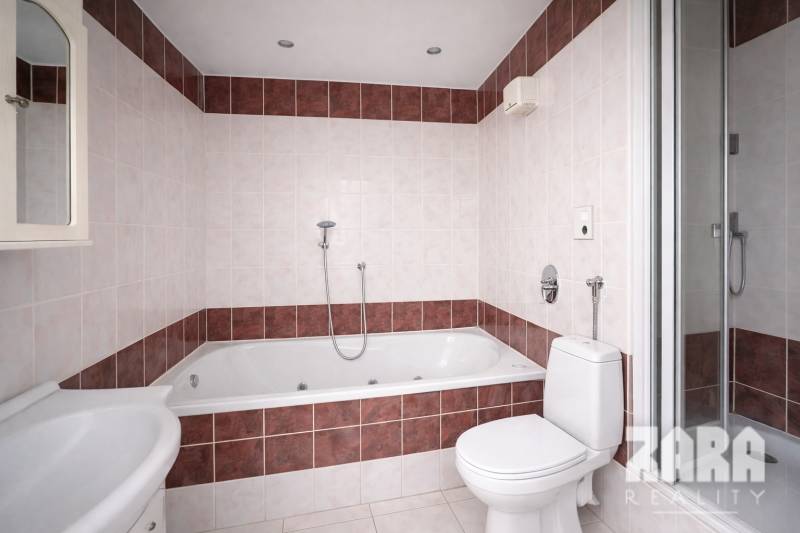 Badezimmer in einer 3-Zimmer-Wohnung, mit Eckbadewanne, Duschkabine und Waschbecken.