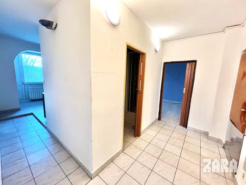 Flur in einer 3-Zimmer-Wohnung mit Fliesen, offene Tür, Durchgang zum Raum.