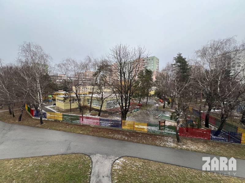 Spielplatz neben dem Wohnhaus in der Ludmanská-Straße, Košice - Stadtteil Juh.