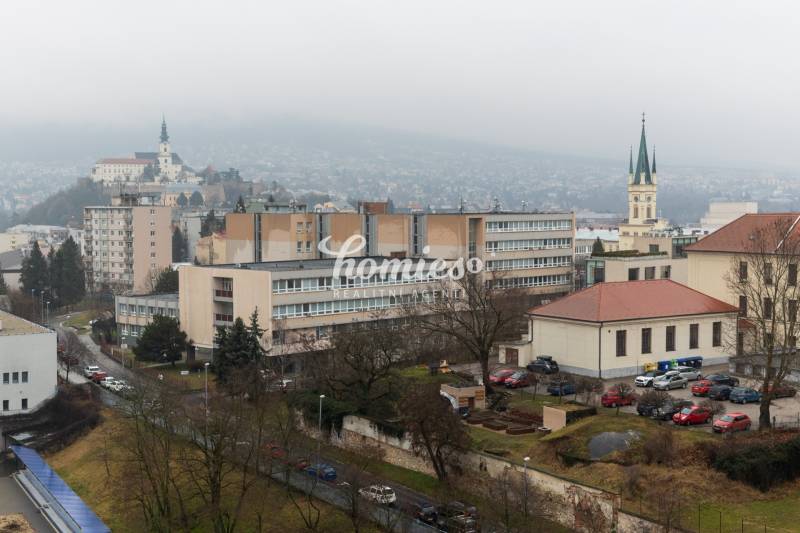 Blick aus einer 2-Zimmer-Wohnung in Nitra mit Panorama der Stadt und der Kirche.