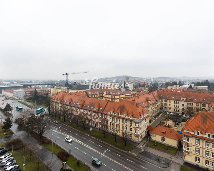 Blick auf die historischen Gebäude an der Štúrova-Straße in Nitra mit Verkehr.