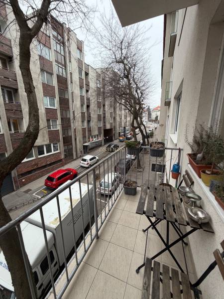 Balkon einer 2-Zimmer-Wohnung in der Panenská-Straße in Bratislava - Altstadt, Blick auf die Straße.