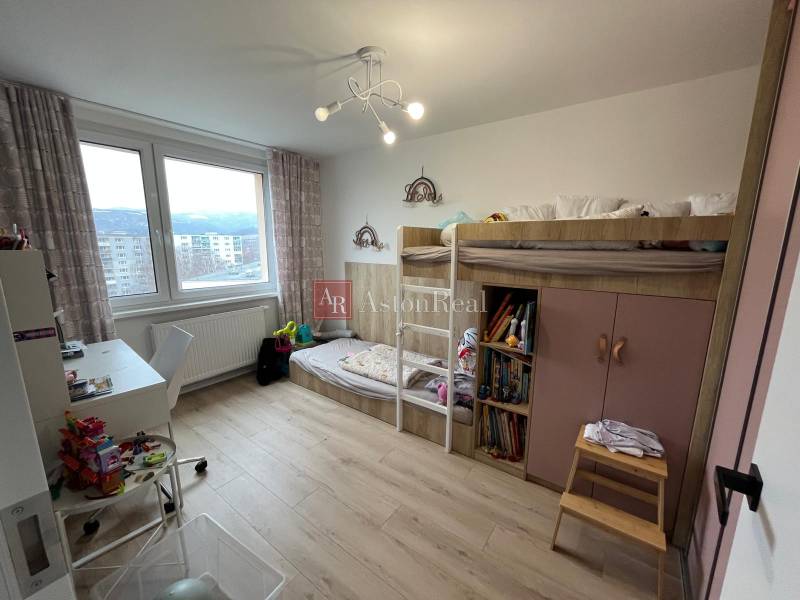 Kinderzimmer mit Etagenbett in einer 4-Zimmer-Wohnung, Boden mit Holzdekor.