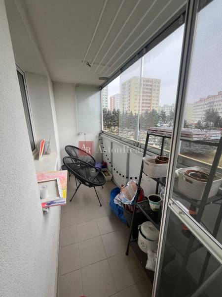 Eine verglaste Loggia mit Blick auf die Umgebung einer 4-Zimmer-Wohnung in Banská Bystrica, Chabenecká Straße.