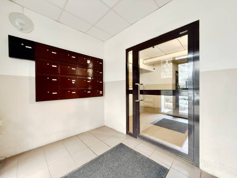 Eingangshalle eines Wohnhauses in Bratislava - Lúky mit Briefkästen.